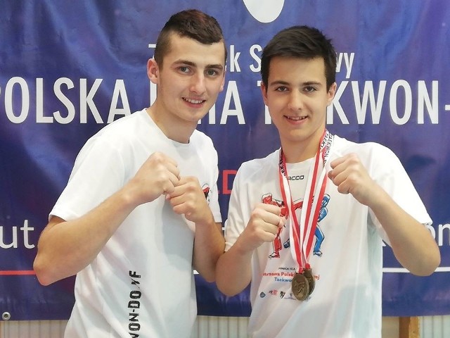 Fabian Rudnicki (z medalami) i jego trener Krystian Gortat z klubu Knock-Out Team Bełchatów