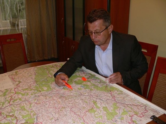 - Sobów graniczy z naszą gminą od strony Żupawy i Furman pokazuje na mapie Kazimierz Skóra, wójt Grębowa.