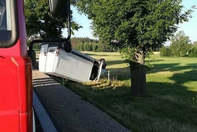 Na drodze krajowej nr 8 w pobliżu miejscowości Grymiaczki (pow. sokólski), przed godziną 5.00 doszło w sobotę do wypadku z udziałem samochodu marki renault.