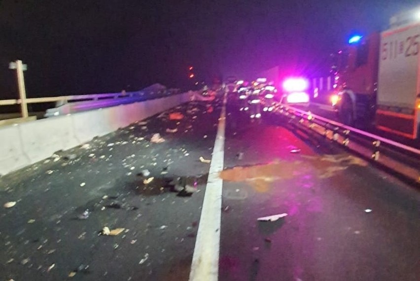 25-letni mieszkaniec Podlasia zginął na autostradzie A1. Prawdopodobnie zmieniał koło, gdy uderzyła w niego ciężarówka [ZDJĘCIA]