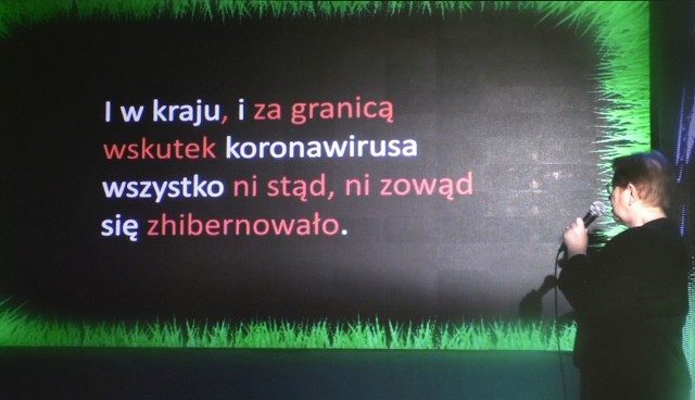 Anna Garbacz po skończonym dyktandzie omówiła zasady pisowni tekstu, jaki w tym roku poświęciła epidemii