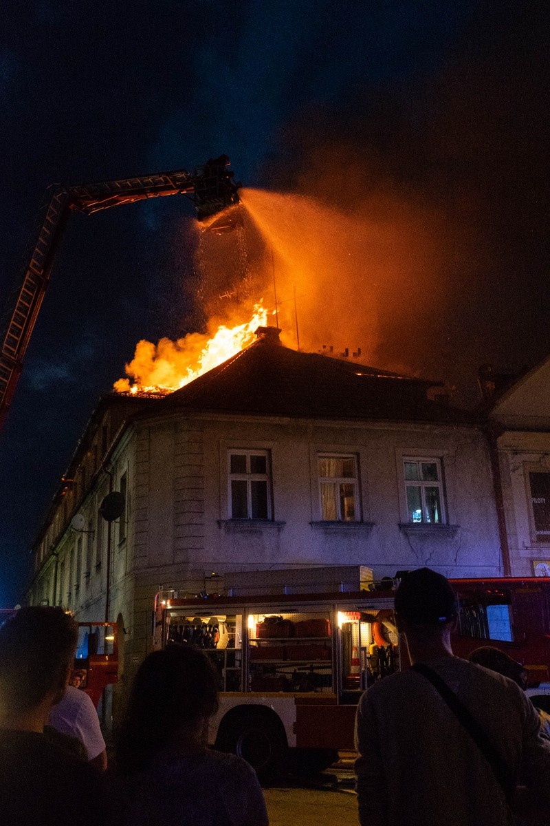 Akcja gaśnicza polegała na polewaniu ognia na poddaszu...