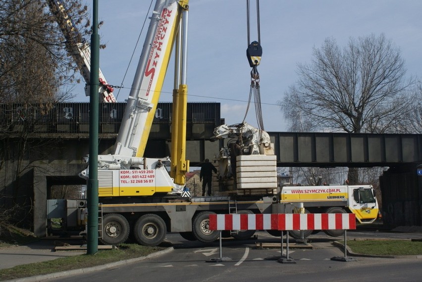 Trwa wyburzanie starego wiaduktu kolejowego nad ulicą...