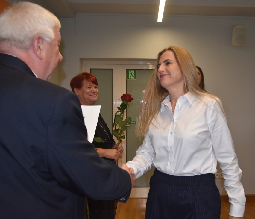 Nauczyciele uhonorowani przez starostę Tadeusza Sobola...
