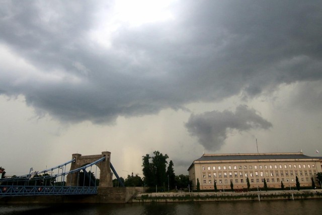 Instytut Meteorologii i Gospodarki Wodnej wydał we wtorek po południu aż dwa ostrzeżenia meteorologiczne dla Wrocławia i powiatu wrocławskiego. Jedno z nich ma wagę 1 stopnia, drugie - drugiego (w trzystopniowej skali). Pierwsze zacznie obowiązywać już od godz. 1 w nocy z wtorku na środę. Czego dotyczy?SPRAWDŹ SZCZEGÓŁY NA KOLEJNYCH SLAJDACH, PRZEJDŹ DALEJ PRZY POMOCY STRZAŁEK LUB PRZESUWAJĄC PALCEM ZDJĘCIE NA EKRANIE SMARTFONA