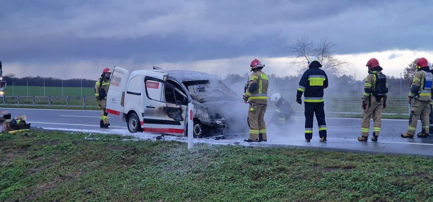 Pożar auta na DK11 w okolicach węzła Zegrze Pomorskie