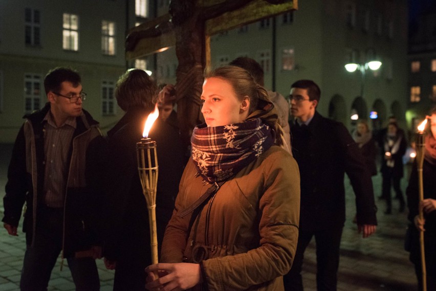 Procesja z kościoła Franciszkanów do opolskiej katedry.