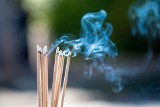 Czy kadzidełka zapachowe są szkodliwe? Sprawdź, jak palenie kadzidła wpływa na zdrowie i jak wybierać te naturalne do zdrowej aromaterapii