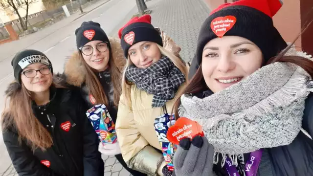 Tak pięknie gra się tylko w Pińczowie podczas 28. Finału Wielkiej Orkiestry Świątecznej Pomocy. Od wczesnych godzin porannych wolontariusze zbierali pieniądze w Pińczowie, Kijach i Chrobrzu. W tym roku w sztabie pińczowskim było 70 wolontariuszy. Serce wielkiego grania było w hali widowiskowo - sportowej w Pińczowie. Tam odbywały się koncerty, zajęcia fitness, pokaz karate, a także licytacja. Na hali było mn&oacute;stwo os&oacute;b! Licytowali przedstawiciele władzy, mieszkańcy, przedsiębiorcy, był też europoseł Czesław Siekierski i sportowiec, zawodnik MMA Michał Pasternak. Niebawem więcej szczeg&oacute;ł&oacute;w. Prezentujemy fotorelacje z wydarzenia w Pińczowie. Zobacz więcej na kolejnych slajdach.