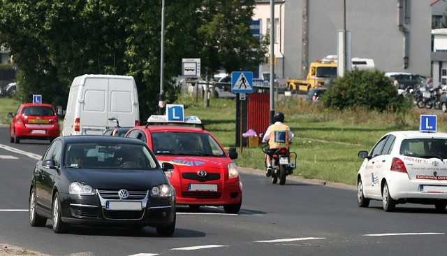 Policjanci sprawdzali m.in. stan techniczny samochodów oraz dokumenty szkół jazdy. Instruktorzy byli zaskoczeni akcją Fot: Krzysztof Szymczak/archiwum Dziennika Łódzkiego