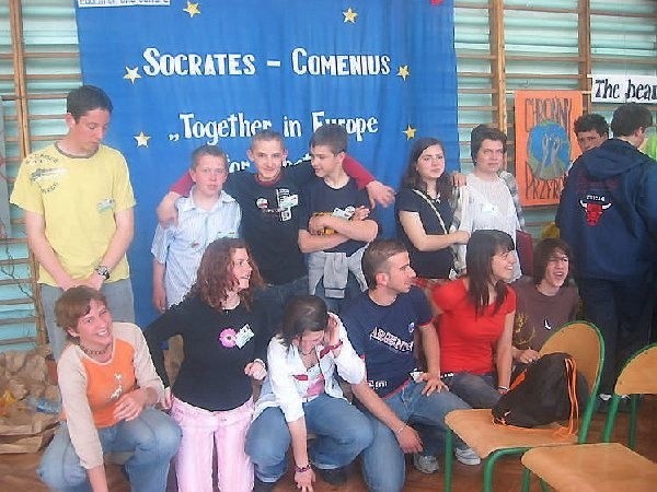 Grupa młodych badaczy z Francji,  Rumunii, Słowenii, Turcji i Włoch chwilę  po uroczystym powitaniu w sali  gimnastycznej zakrzewskiego gimnazjum