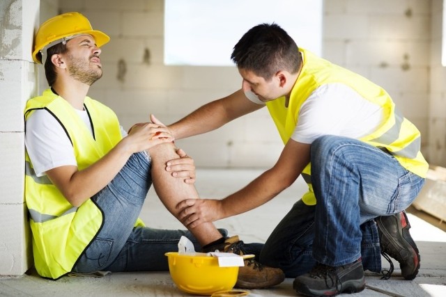 Branże, w których najczęściej dochodzi do wypadków przy pracy  to przede wszystkim  budownictwo i przetwórstwo przemysłowe