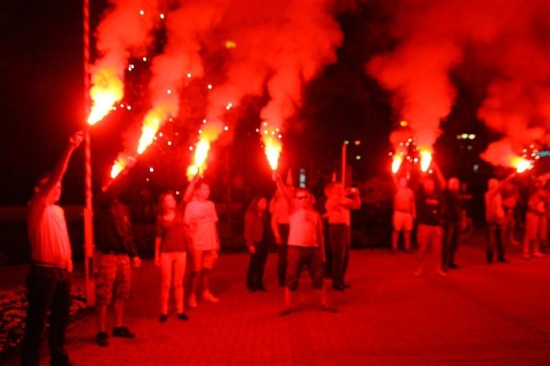 Kibice Odry Opole zapalili pod pomnikiem kolorowe race.