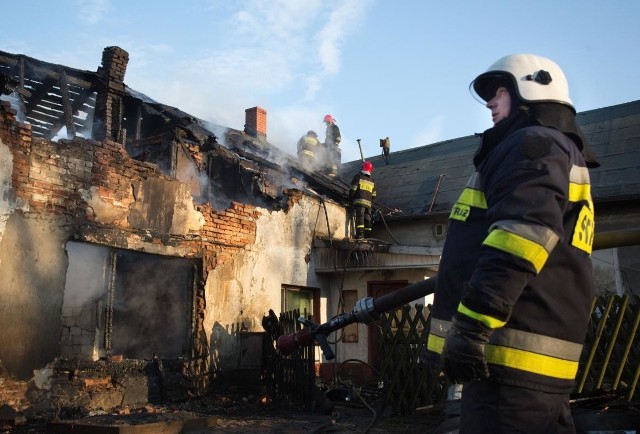 Trzy mieszkania spłonęły doszczętnie, z czterech udało się uratować rzeczy, ale nie nadają się do użytku.