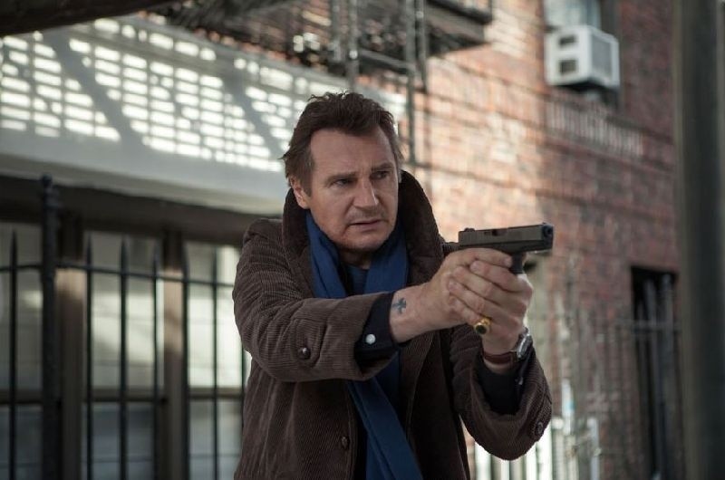 Recenzja filmu „Krocząc wśród cieni”, czyli samotny Liam Neeson