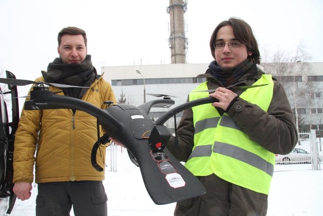 Mateusz Bielecki (z lewej) i Aleksander Naronin prezentują wyposażonego w laserowy czujnik drona, którym badali zawartość szkodliwych pyłów w powietrzu nad między innymi kominem szpitala wojewódzkiego w Kielcach.