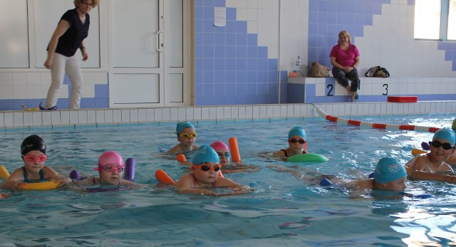 Dzieci  z Książek biorą udział w darmowych lekcjach pływania. Zajęcia są finansowane w ramach programu „Umiem pływać”. 