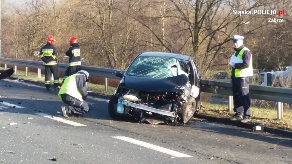 Wypadek w Zabrzu na DK88. Samochód wjechał pod TIRa. Dwie