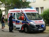 Dziecko wypadło z okna bloku na Dąbrowie! Chłopiec zmarł po 1,5 godzinnej reanimacji. Jeden z opiekunów był pijany!