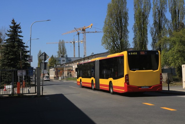 Zmiany w komunikacji miejskiej od soboty, 10 kwietnia. Inaczej będą m.in. kursować autobusy kilku relacji, będzie zmiana numeru linii i statutu przystanków.Zobacz na kolejnych slajdach stałe zmiany w komunikacji miejskiej, które wejdą w życie od soboty, 10 kwietnia - posługuj się myszką, klawiszami strzałek na klawiaturze lub gestami