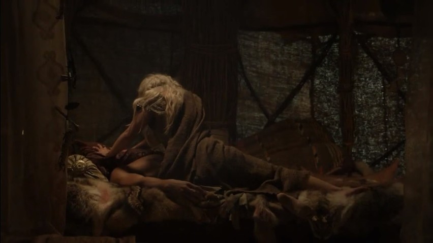 Khal Drogo uduszony przez ukochaną (sezon 1. odcinek 10.)...