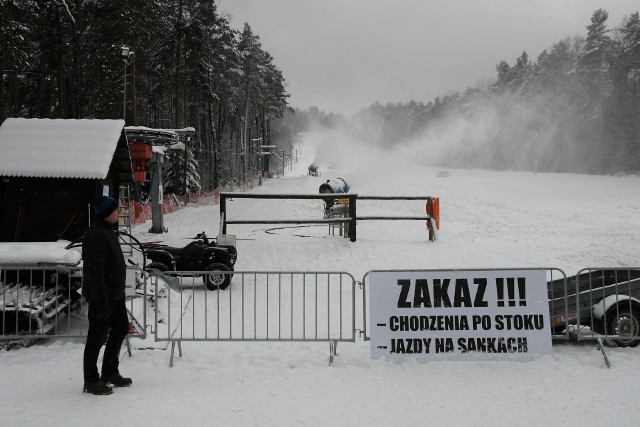 Na stadionie już z daleka widać tablicę informującą o zakazie jazdy na sankach.