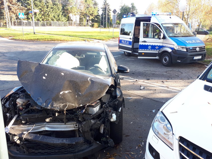 Zderzenie na ulicy Czahary w Łodzi - dwa zniszczone samochody... ZDJECIA
