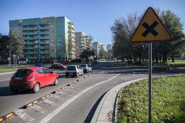 Dziś tych znaków i separatorów powinno już nie być, zamiast tego ma być rondo.