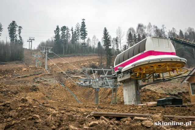 Budowa wyciągu narciarskiego SN Skolnity w Wiśle. Zdjęcia opublikowane za zgodą serwisu narciarskiego skionline.pl