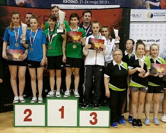 Podium rywalizacji drużynowej dziewcząt. Z prawej ekipa z Zawadzkiego.