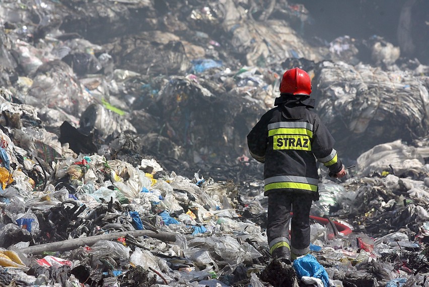 Pożar w Zgierzu. Wysypisko śmieci płonie od piątku, 25 maja