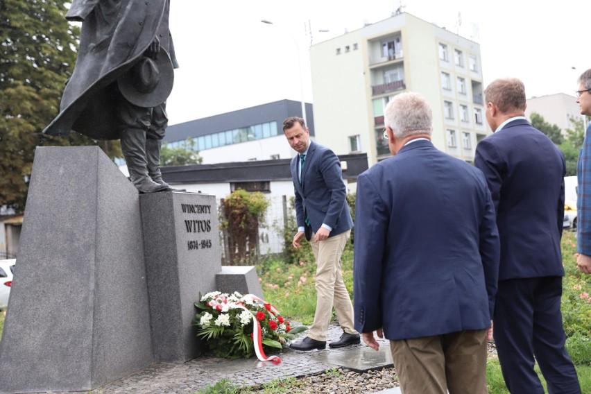 Szef PSL w kraju Władysław Kosiniak-Kamysz apeluje z Kielc do liderów politycznych o podpisanie deklaracji zachęcającej do szczepień 