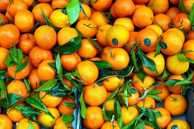 Świeżo wyciśnięty sok z pomarańczy wykazuje wiele właściwości zdrowotnych. Picie soku między innymi poprawia odporność. Jakie jeszcze zalety ma sok pomarańczowy? Zobacz w galerii zdjęć.