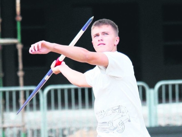 Mateusz Łunkiewicz podczas treningu na stadionie 650-lecia w Słupsku. Tym razem ustczanin trenował rzut oszczepem.