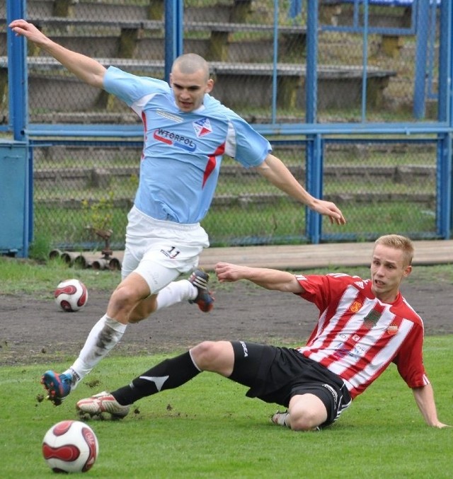 Mateusz Fryc - z lewej, strzelił Beskidowi Andrychów gola w wiosennym, zwycięskim meczu 3:1 w Skarżysku. Jak będzie w sobotę na boisku rywala?