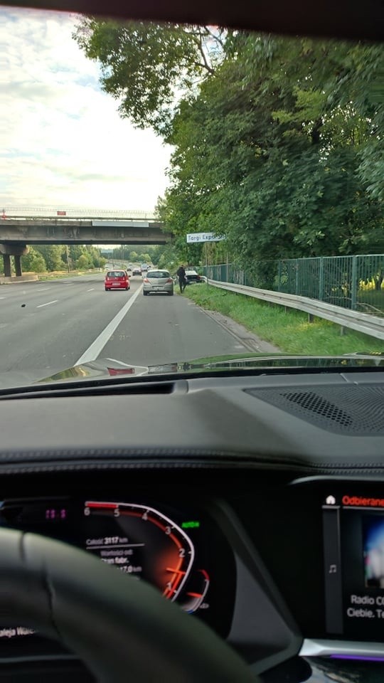 Wypadek na DK86 w Sosnowcu. Zderzyły się trzy samochody....