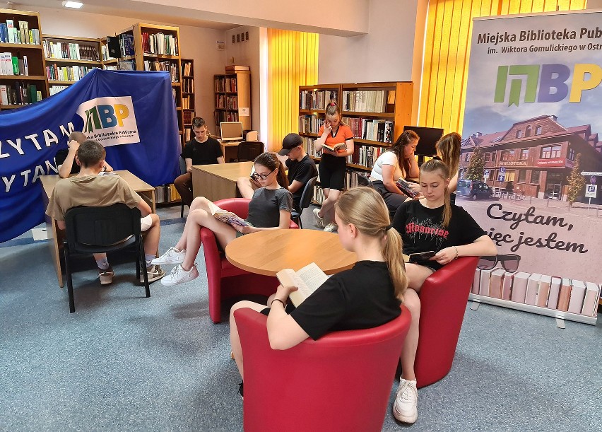 „Jak nie czytam, jak czytam” – akcja Miejskiej Biblioteki Publicznej w Ostrołęce. 7.06.2023. Zdjęcia