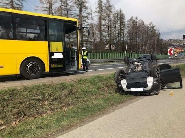 Głogoczów. Kolizja autobusu z osobówką na zakopiance.  Auto dachowało