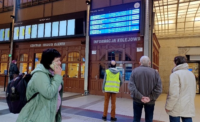 Dziś (19 października) w godzinach popołudniowych na Dworcu Głównym we Wrocławiu pasażerowie zaczęli się mocno irytować. Niepokój wywołały rekordowe w ostatnim czasie opóźnienia składów.