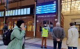 Rekordowe opóźnienia pociągów związane z awarią sieci trakcyjnej. Na Dworcu Głównym we Wrocławiu tłum pasażerów powoli traci nerwy