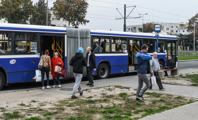 Które autobusy i tramwaje w Bydgoszczy się nie spóźniają? ZDMiKP Bydgoszcz podaje nam najnowsze dane dotyczące punktualności autobusów i tramwajów w Bydgoszczy. Na liście linii, których punktualność przekracza 90 procent znalazło się 11 autobusów i jeden tramwaj. Na które linie autobusowe i tramwajowe bydgoszczanie nie mogą narzekać? Oto 12 najbardziej punktualnych bydgoskich linii.