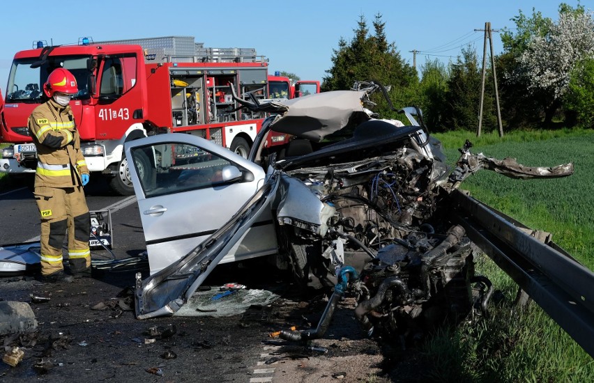 Śmiertelny wypadek koło Chojnic 17.05.2021 r. Nie żyje 22-letni kierowca volkswagena golfa. Droga wojewódzka nr 240 zablokowana