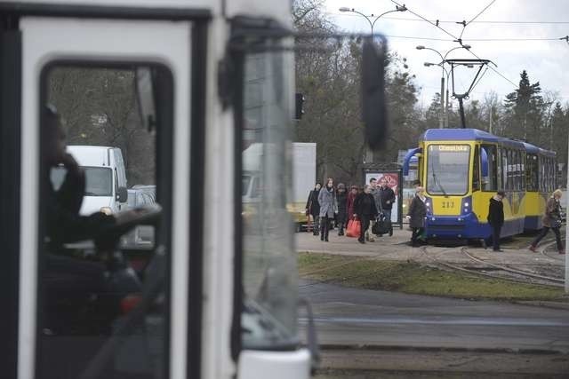 Tramwaj MZK - komunikacja przed świętamina Pl. Rapackiego