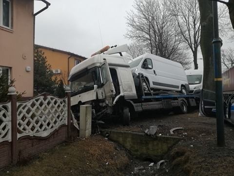 Wypadek w Tychach na Oświęcimskiej. Ciężarówka wjechała w ogrodzenie domu