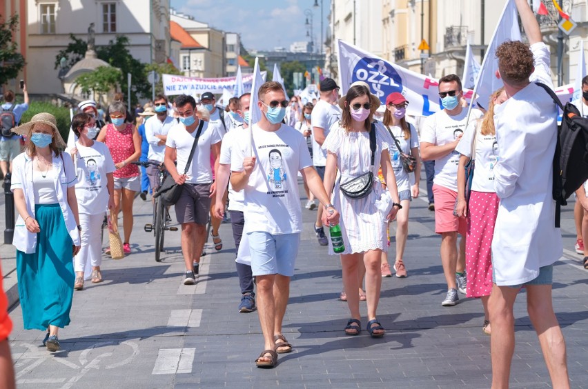 Warszawa: Protest medyków przeciwko zaostrzeniu kar za błędy medyczne [ZDJĘCIA, WIDEO] "Dajcie szansę pacjentom, nie związujcie rąk medykom"