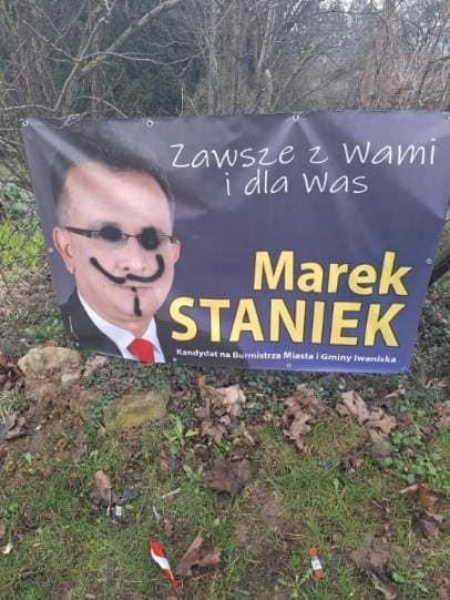 Wandal zniszczył plakaty starającego się o reelekcję burmistrza gminy Iwaniska. Policja bada sprawę