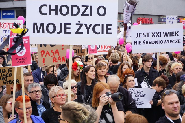 Czarny protest, czyli strajk kobiet. Tak wglądała demonstracja w Warszawie
