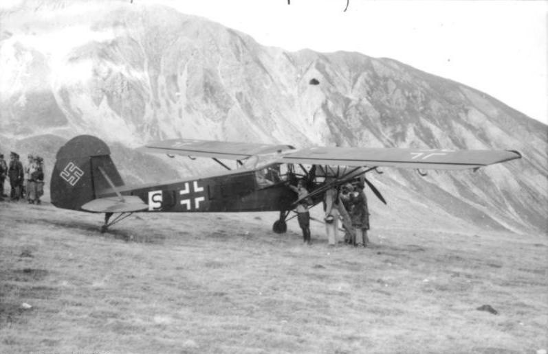 Samolot Fieseler Storch, którym ewakuowano Mussoliniego