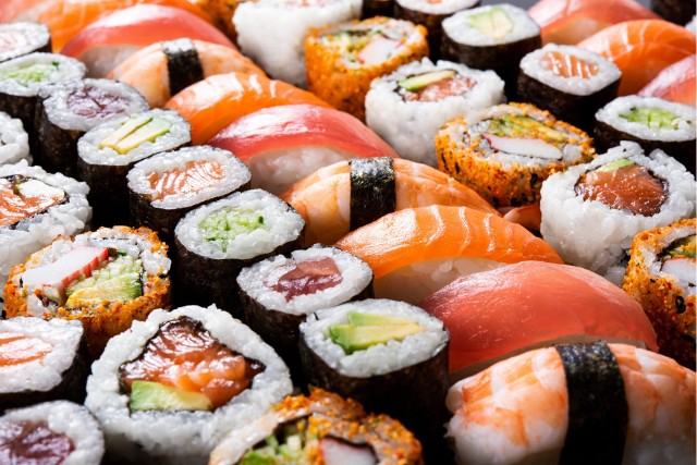Sushi nie musi być tylko rolką z surową rybą i ryżem zawiniętym w płat wodorostu nori.