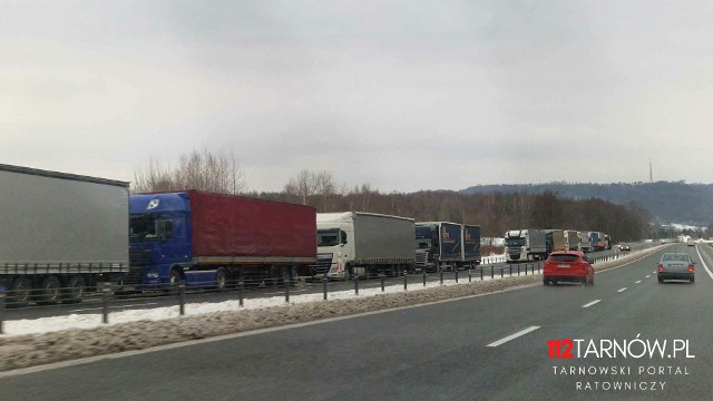 Sznur ciężarówek do granicy z Ukrainą sięgnął już Tarnowa, 13.01.2024